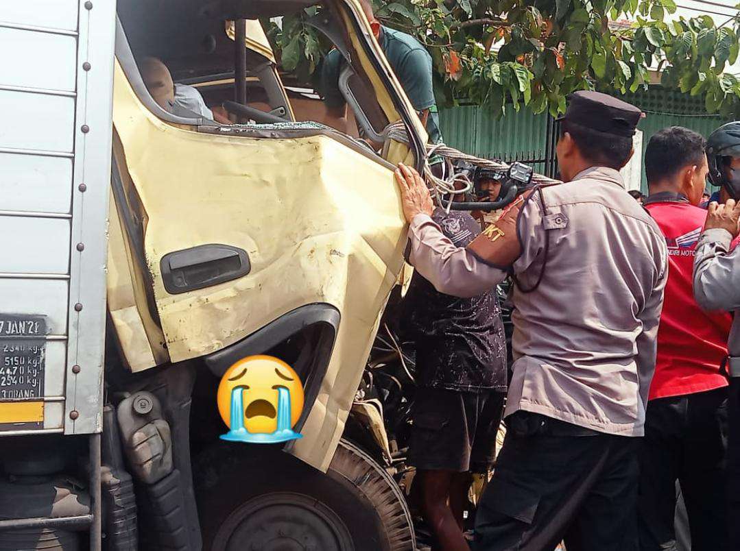 Foto: Mobil boks ringsek usai menabrak bus mogok di Jalan Panglima Sudirman Madiun