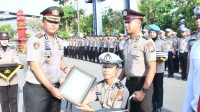 Foto: Bripda Sakti menerima penghargaan dari Kapolres Madiun Kota usai insiden bus di Simpang Lima Tugu