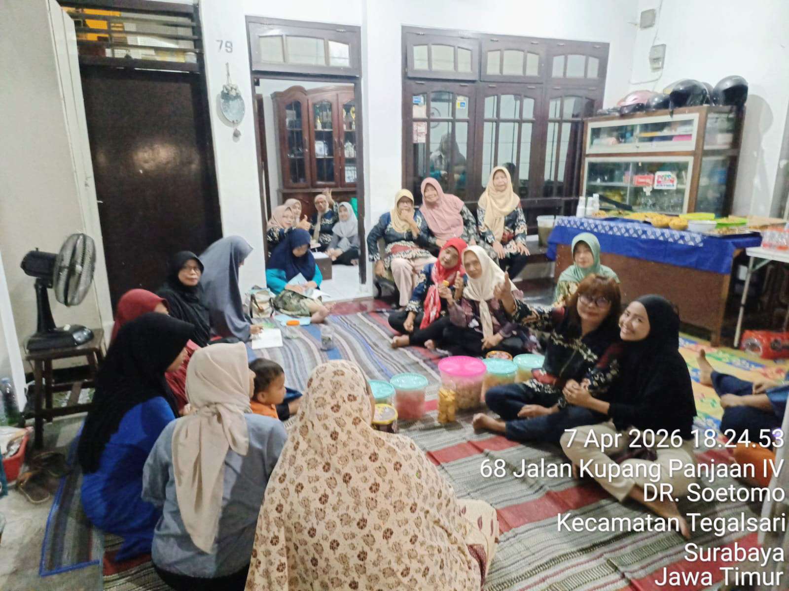 Fotp: Warga Kupang Panjaan RT 03 Surabaya menggelar halal bihalal dengan suasana kebersamaan dan sajian makanan tradisiona