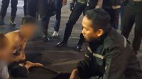 Foto: Polisi mengamankan pelaku tawuran gangster di Surabaya saat patroli dini hari