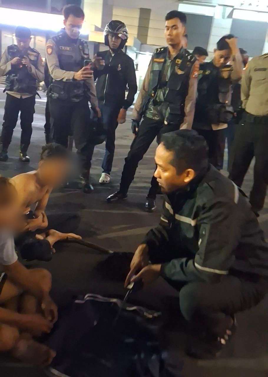 Foto: Polisi mengamankan pelaku tawuran gangster di Surabaya saat patroli dini hari