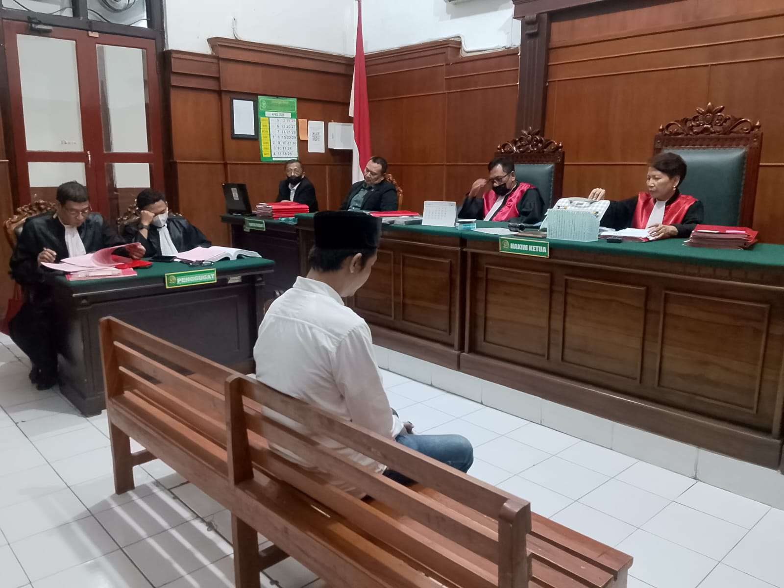 Foto: Sidang kasus pencurian kabel Telkom di Pengadilan Negeri Surabaya dengan terdakwa Choirul Amin saat pembacaan tuntutan JPU