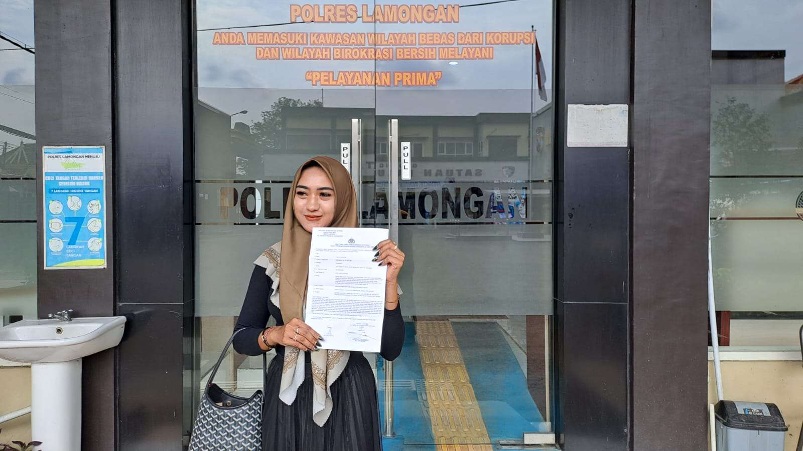 Foto: Pelapor Nindy (28), warga Desa Miyono, Kecamatan Sekar Kabupaten Bojonegoro