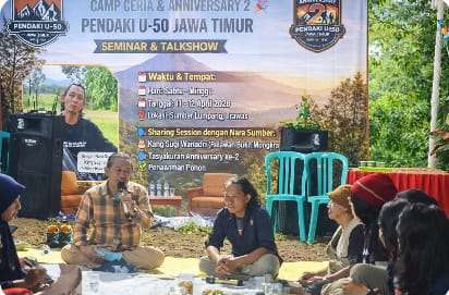 Foto: Kegiatan Camp Ceria Pendaki U-50 Jawa Timur di Sumber Lumpang dengan penanaman pohon dan edukasi keselamatan pendakian