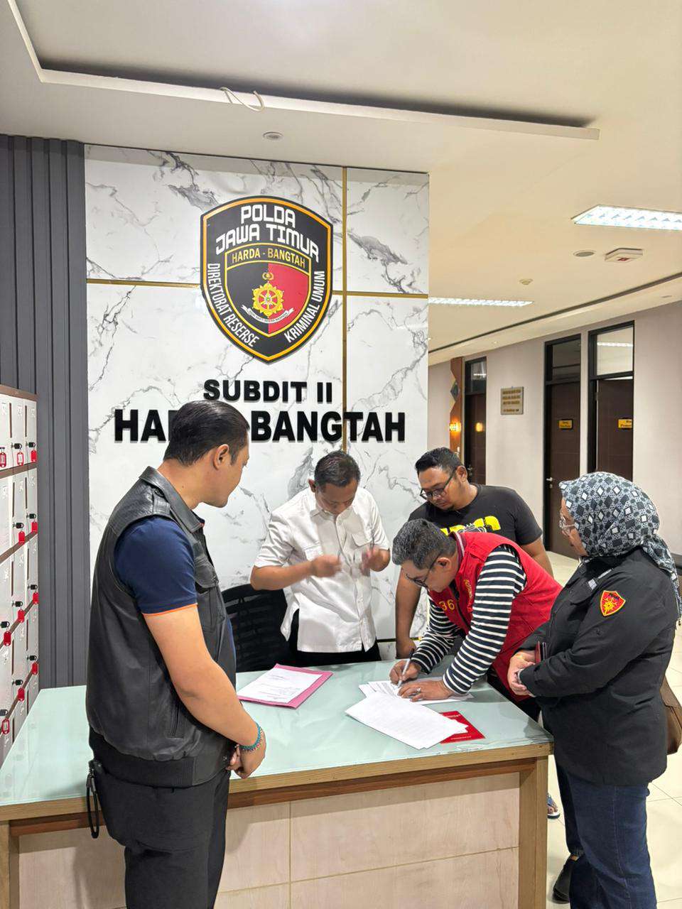 Foto: Petugas Kejari Surabaya mengamankan notaris DPO Lutfi Afandi di kawasan Tanjung Perak sebelum dibawa ke Rutan Medaeng