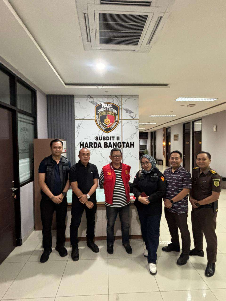 Foto: Petugas Kejari Surabaya mengamankan notaris DPO Lutfi Afandi di kawasan Tanjung Perak sebelum dibawa ke Rutan Medaeng