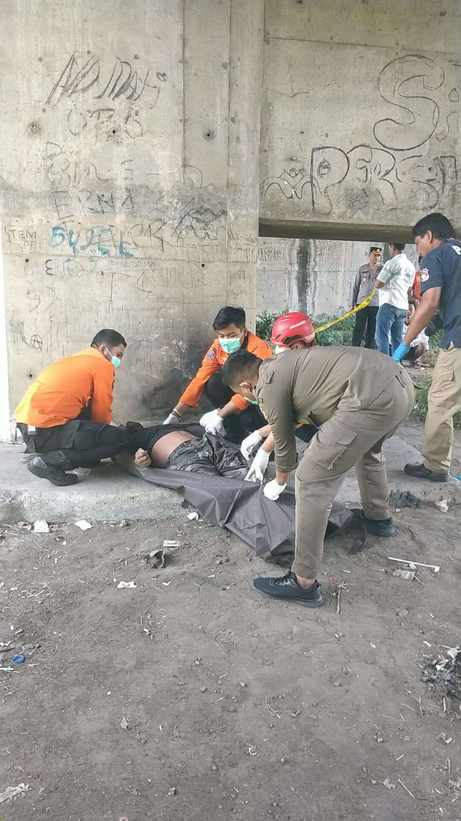 Foto: Petugas evakuasi jenazah di bawah tol Siwalankerto Surabaya oleh BPBD dan kepolisian