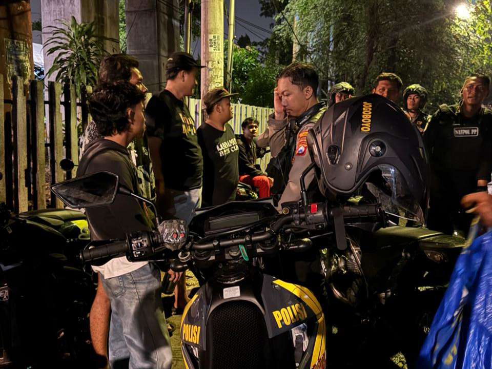 Foto: Petugas Sat Samapta Polrestabes Surabaya mengamankan pelaku vandalisme di kawasan viaduk Gubeng dan memberikan sanksi sosial di Liponsos Keputih
