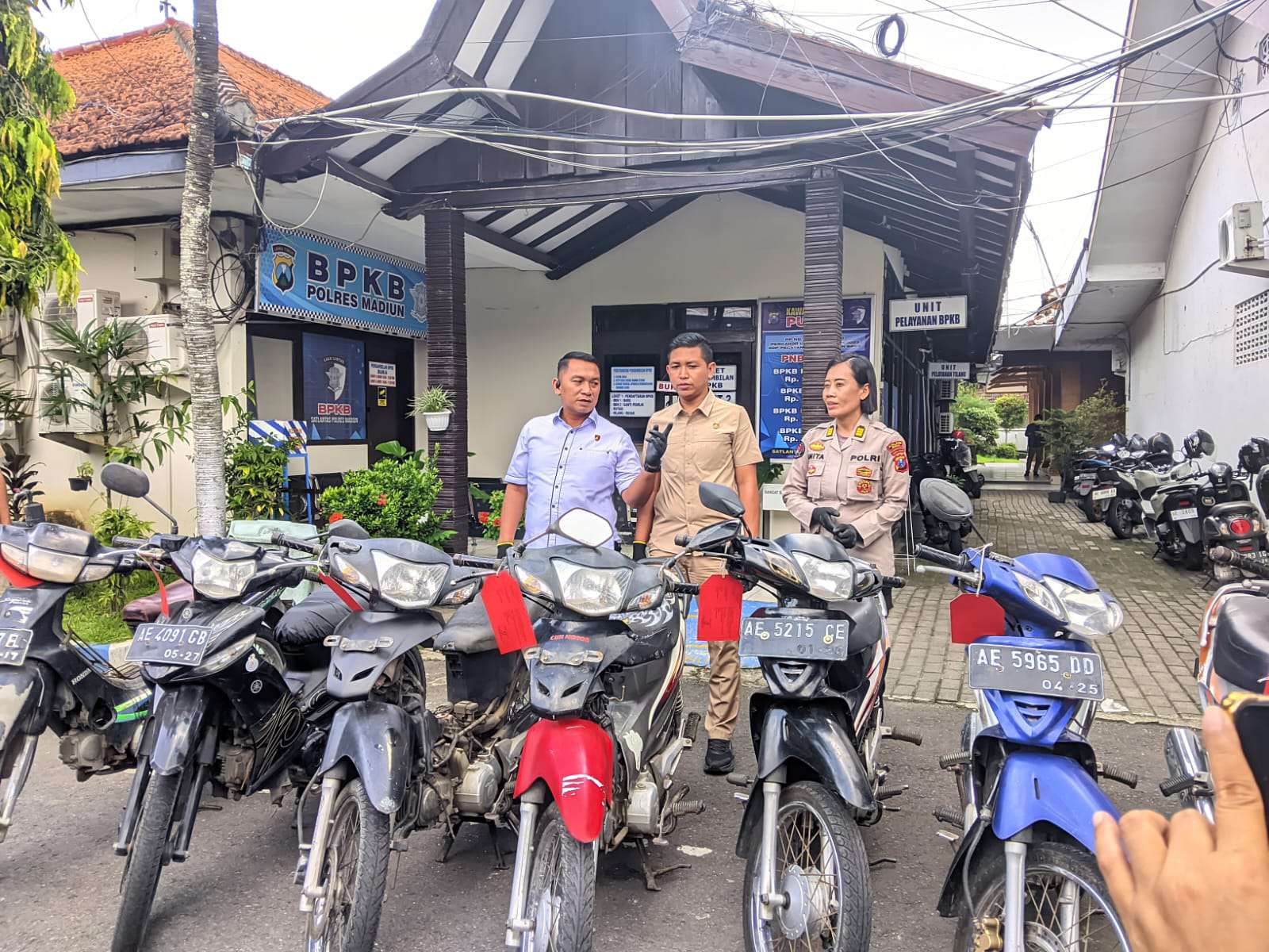 Foto: Polres Madiun menunjukkan barang bukti sepeda motor hasil pencurian di area persawahan