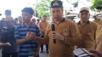 Foto: Penyerahan KTP dan dokumen kependudukan kepada warga dalam kegiatan Bahana Bersahaja di Desa Bancong, Madiun Foto: Penyerahan KTP dan dokumen kependudukan kepada warga dalam kegiatan Bahana Bersahaja di Desa Bancong, Madiun