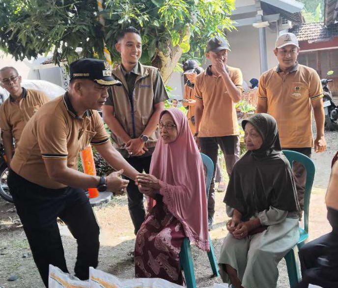 Foto: Penyaluran bantuan beras dan minyak goreng oleh Bulog di Desa Bancong Kabupaten