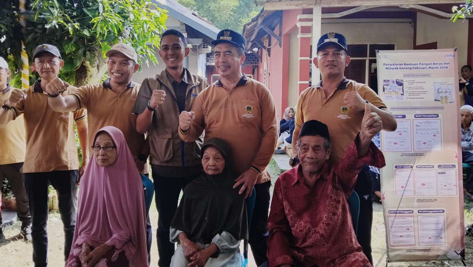 Foto: Penyaluran bantuan beras dan minyak goreng oleh Bulog di Desa Bancong Kabupaten