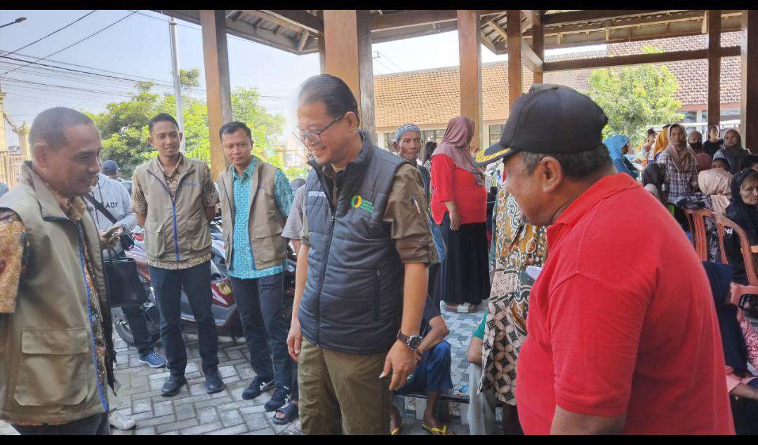 Foto: Distribusi bantuan pangan beras dan minyak goreng kepada warga di Desa Buduran Kabupaten Madiun