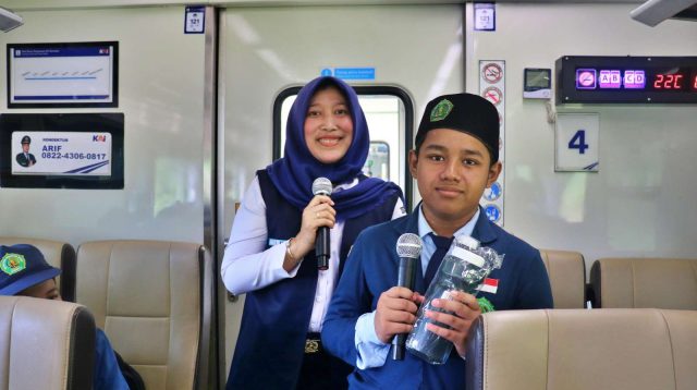 Foto: Siswa mengikuti program Eduspoor KAI Daop 7 Madiun belajar keselamatan kereta api di stasiun