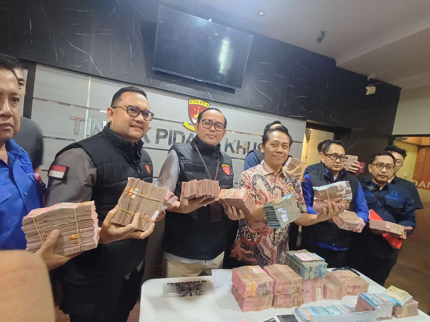 Foto: Penyidik Kejati Jatim mengamankan uang miliaran rupiah dalam kasus korupsi perizinan ESDM Jawa Timur