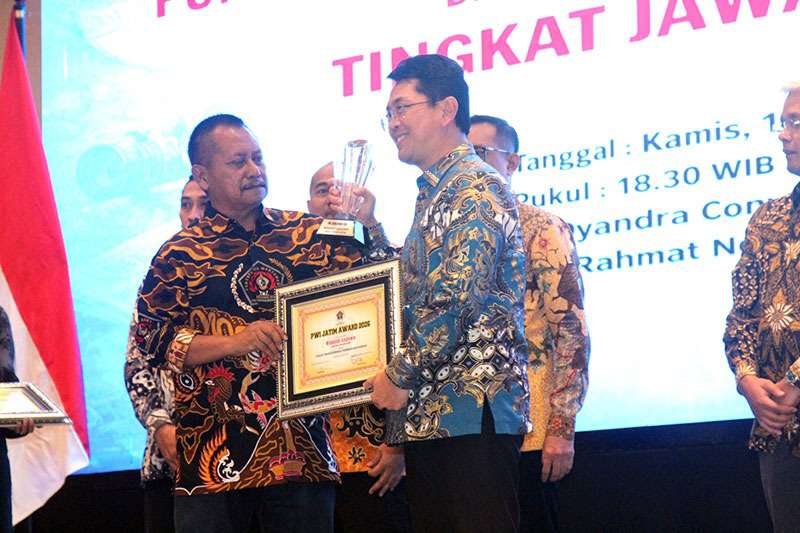 Foto: Resepsi HPN 2026 dan HUT PWI ke-80 di Dyandra Convention Center Surabaya dengan penyerahan penghargaan tokoh nasional