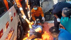 Foto: Petugas gabungan evakuasi jenazah lansia di kawasan Kalibokor Gubeng Surabaya