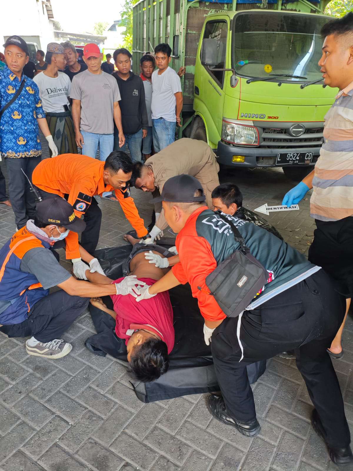 Foto: Petugas gabungan mengevakuasi jenazah pria yang ditemukan tergantung di truk kawasan Margomulyo Surabaya