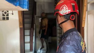 Foto: petugas evakuasi jenazah lansia di rumah kawasan Petemon Surabaya