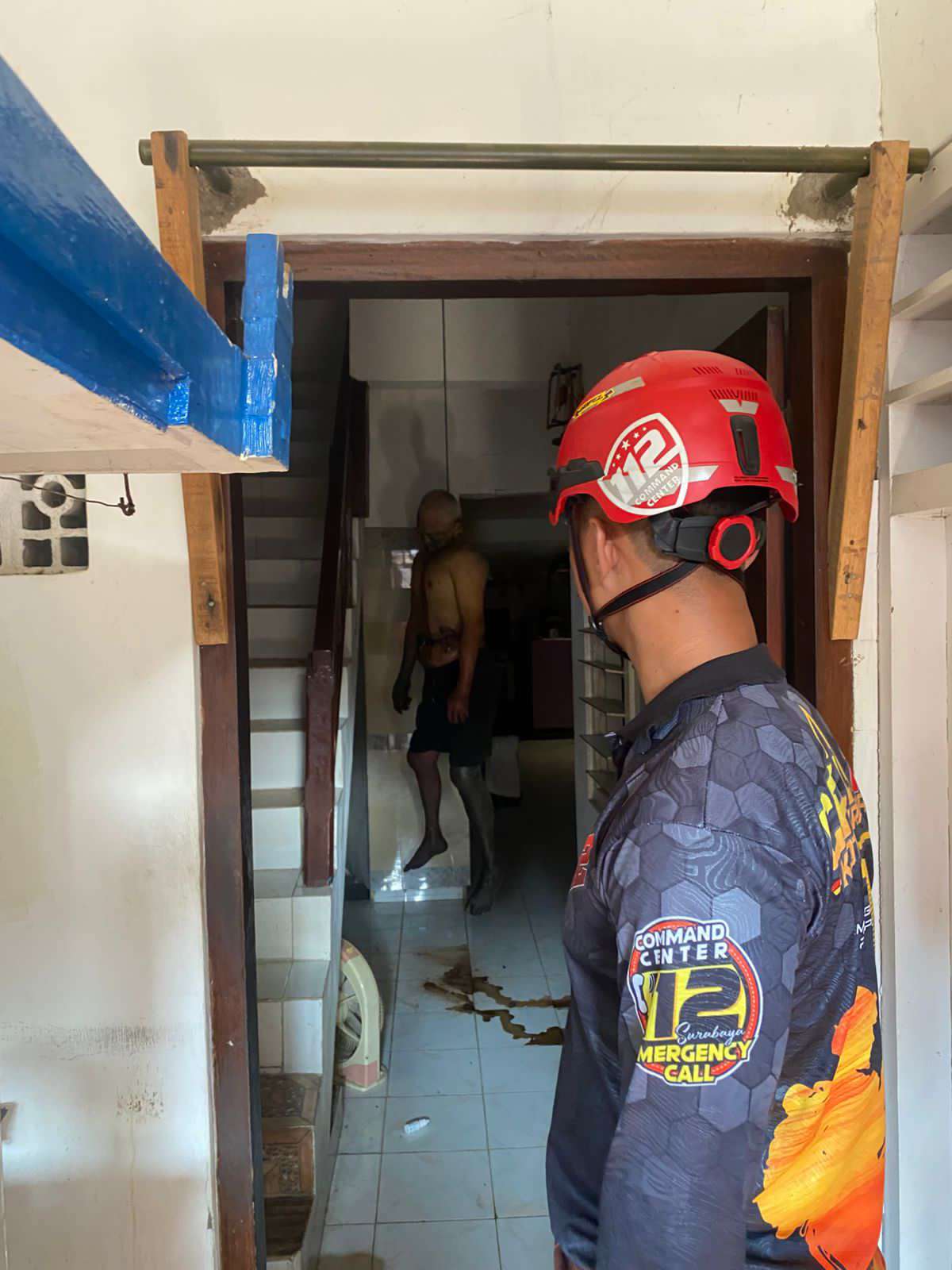 Foto: petugas evakuasi jenazah lansia di rumah kawasan Petemon Surabaya