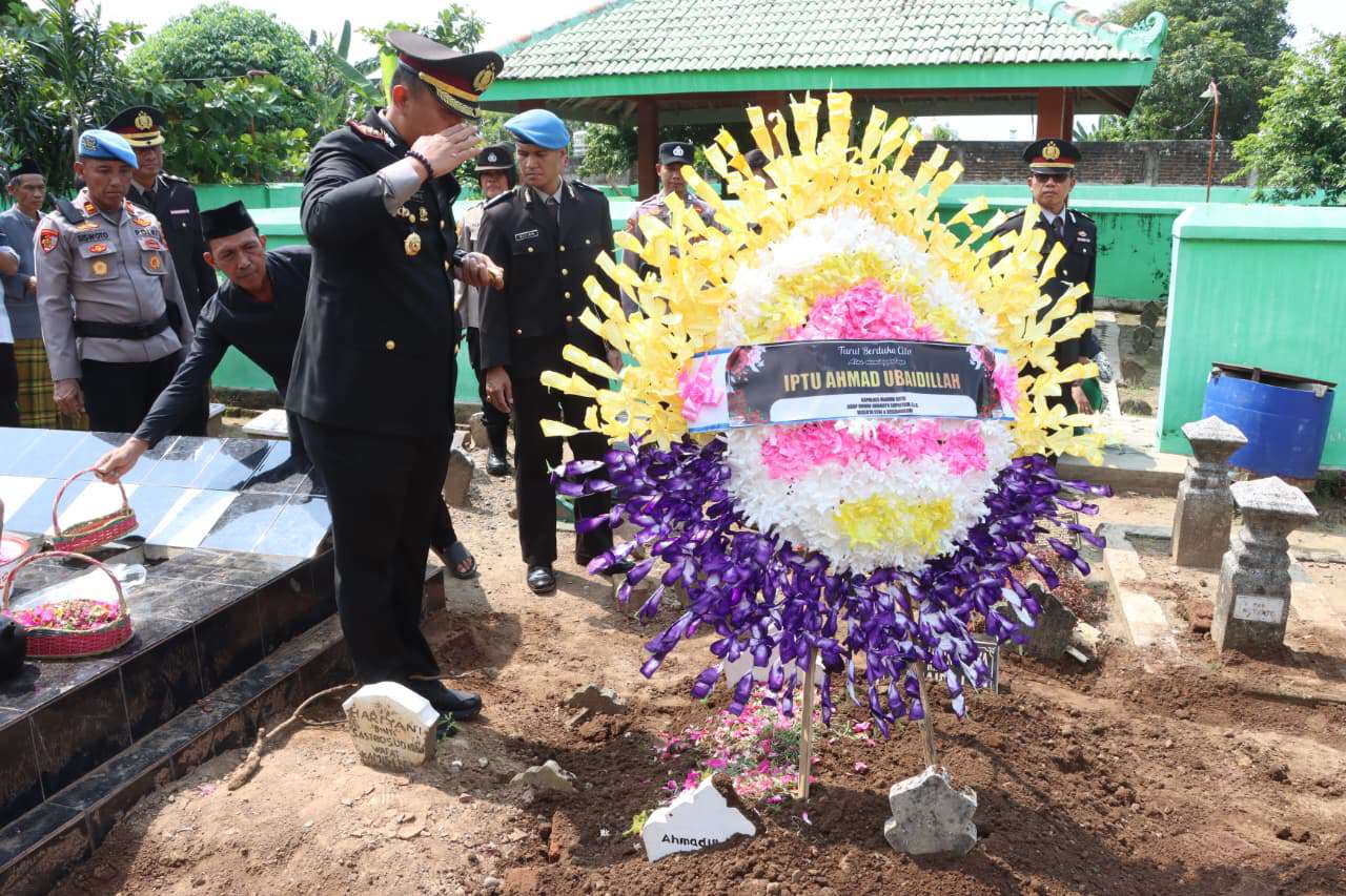 Foto: Upacara pemakaman Iptu Ahmad Ubaidillah di Madiun dipimpin Kapolres dengan suasana khidmat