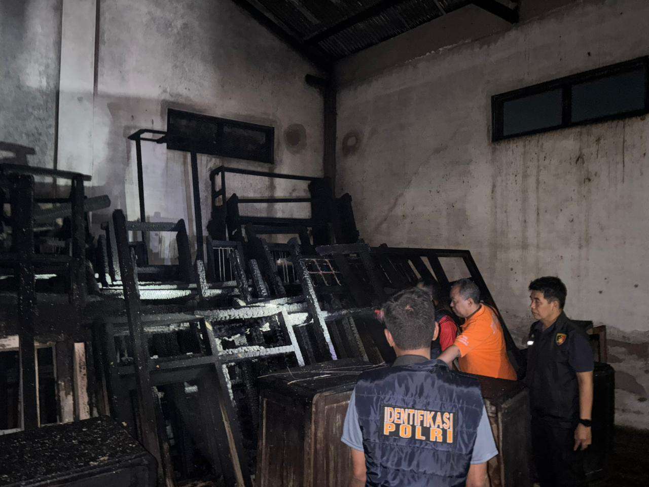 Foto: Petugas Polres Madiun Kota dan Damkar memadamkan kebakaran gudang di Kartoharjo