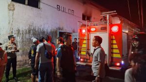 Foto: Petugas Polres Madiun Kota dan Damkar memadamkan kebakaran gudang di Kartoharjo