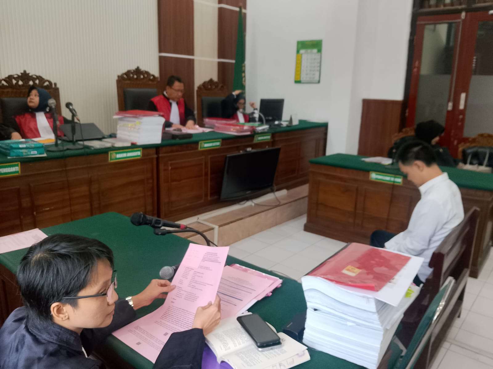 Foto: Sidang kasus penipuan dan penggelapan mobil di Pengadilan Negeri Surabaya