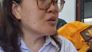 Foto: Sidang kasus penggelapan dana Rp 5,2 miliar dengan terdakwa Vera Mumek di Pengadilan Negeri Surabaya