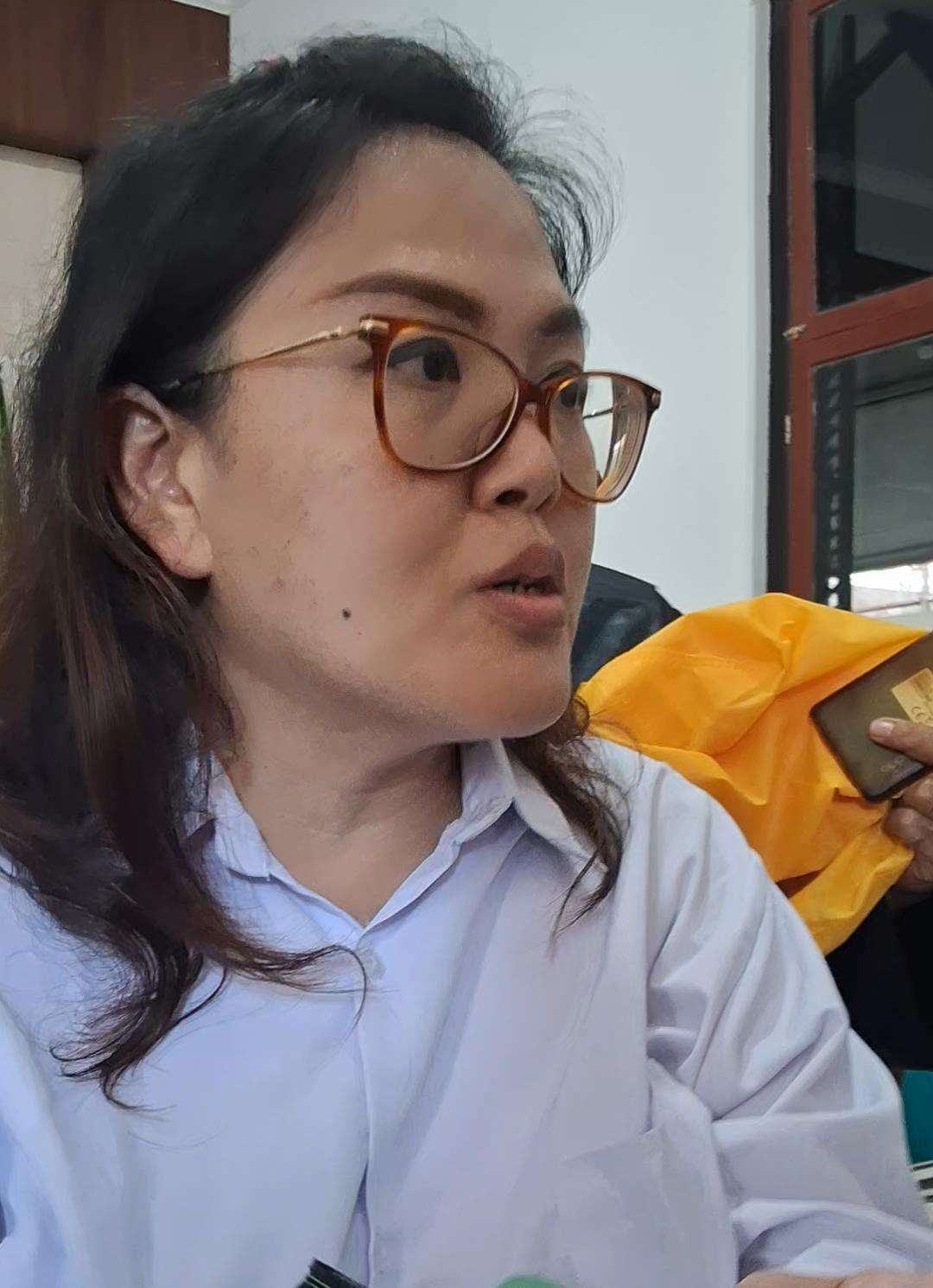 Foto: Sidang kasus penggelapan dana Rp 5,2 miliar dengan terdakwa Vera Mumek di Pengadilan Negeri Surabaya