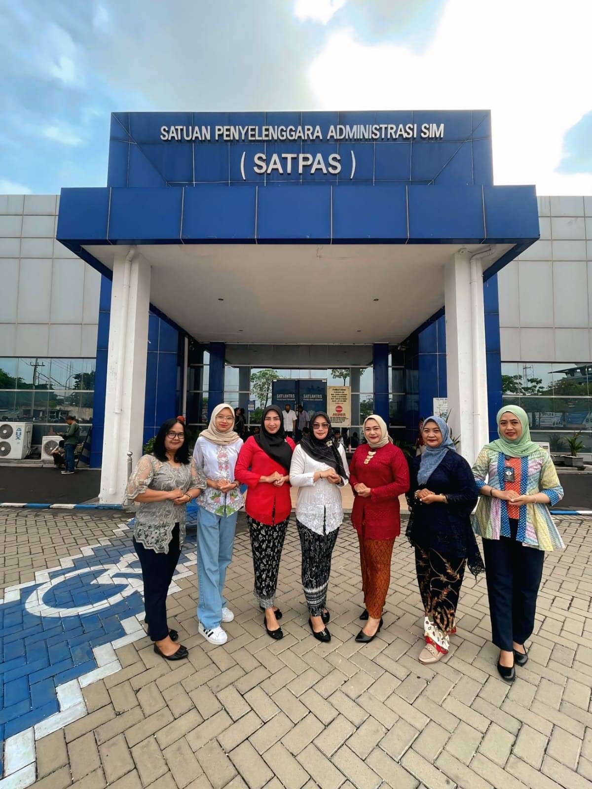 Foto: Polwan Satpas Colombo Surabaya mengenakan kebaya saat melayani pemohon SIM pada peringatan Hari Kartini 2026