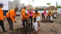 Foto: Kegiatan Bhayangkari Surabaya menanam pohon di Asrama Polisi Koblen bersama Polri dan Dinas Lingkungan Hidup
