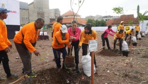 Foto: Kegiatan Bhayangkari Surabaya menanam pohon di Asrama Polisi Koblen bersama Polri dan Dinas Lingkungan Hidup