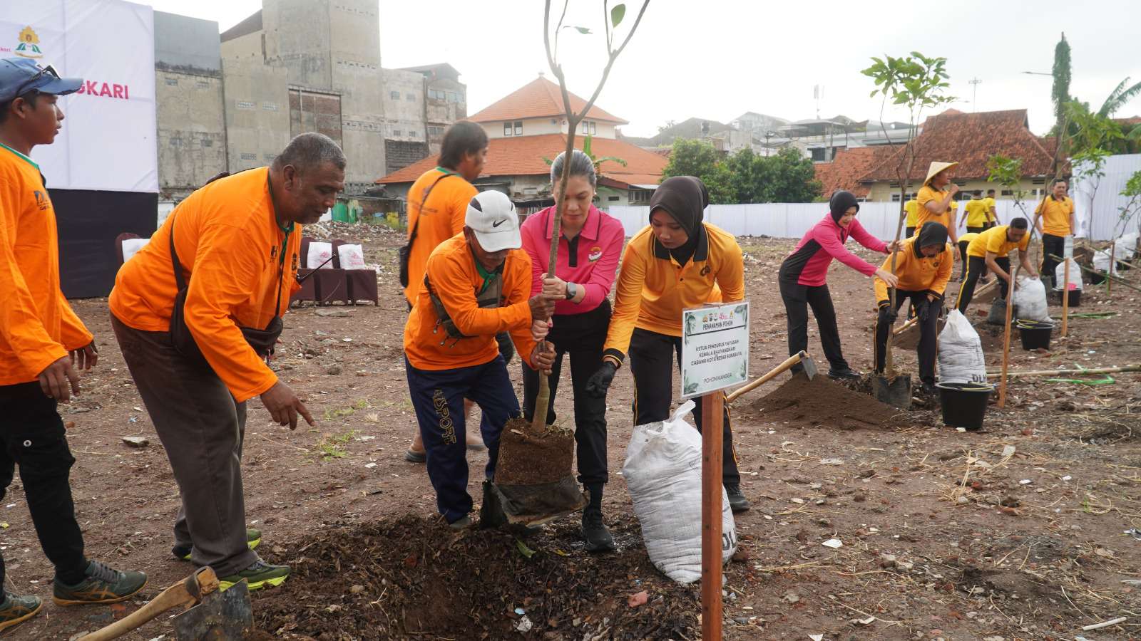 Foto: Kegiatan Bhayangkari Surabaya menanam pohon di Asrama Polisi Koblen bersama Polri dan Dinas Lingkungan Hidup