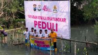 Foto: Kegiatan penanaman mangrove oleh YKB Tanjung Perak bersama siswa SMP di pesisir Asemrowo Surabaya
