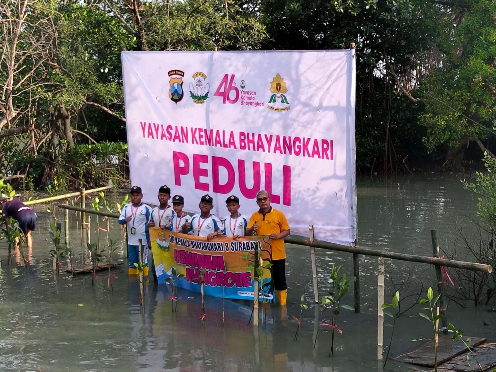 Foto: Kegiatan penanaman mangrove oleh YKB Tanjung Perak bersama siswa SMP di pesisir Asemrowo Surabaya