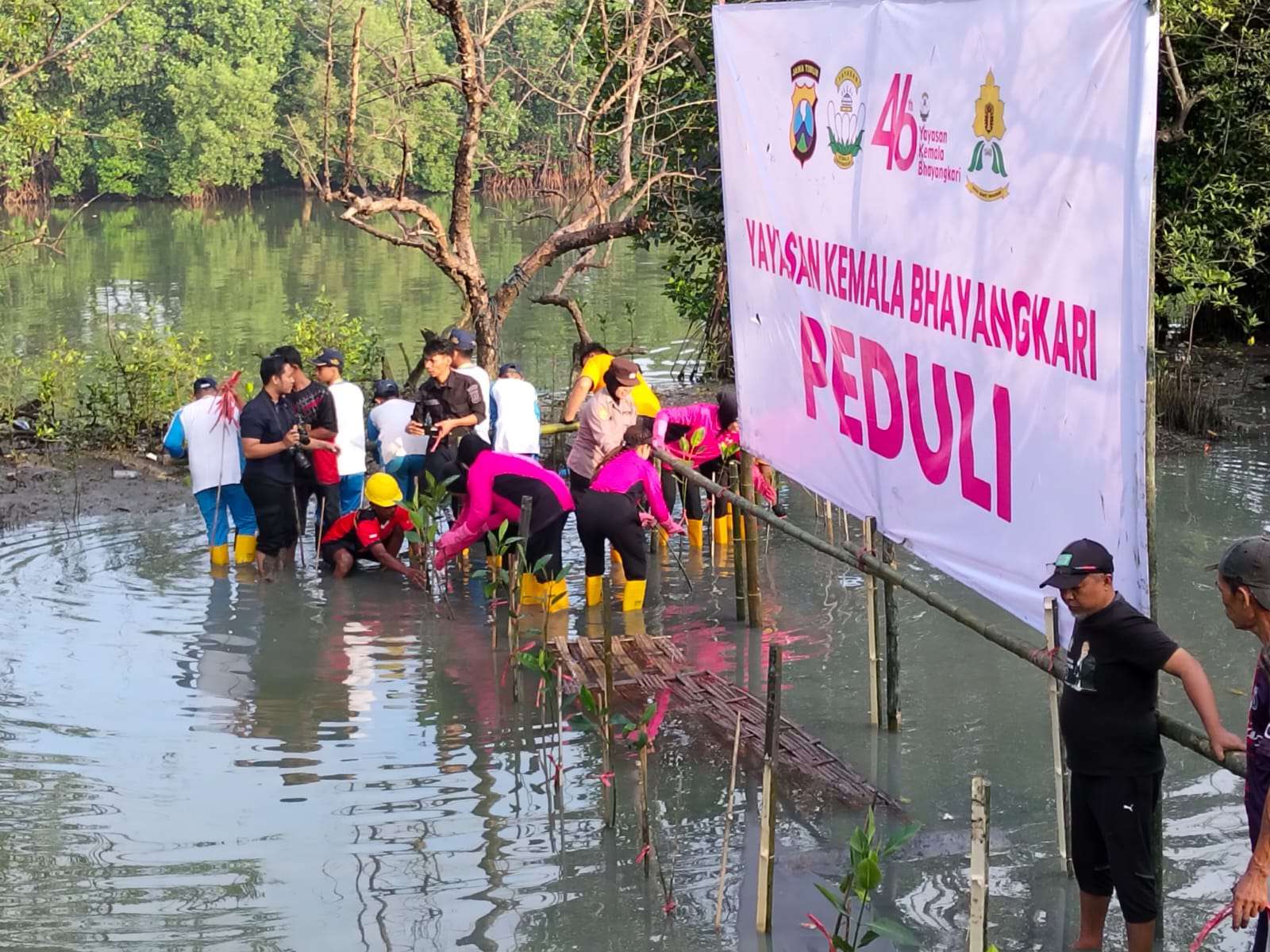Foto: Kegiatan penanaman mangrove oleh YKB Tanjung Perak bersama siswa SMP di pesisir Asemrowo Surabaya