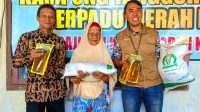 Foto: Penyaluran bantuan beras dan minyak goreng oleh BULOG Madiun kepada warga di Desa Bajulan Kabupaten Madiun