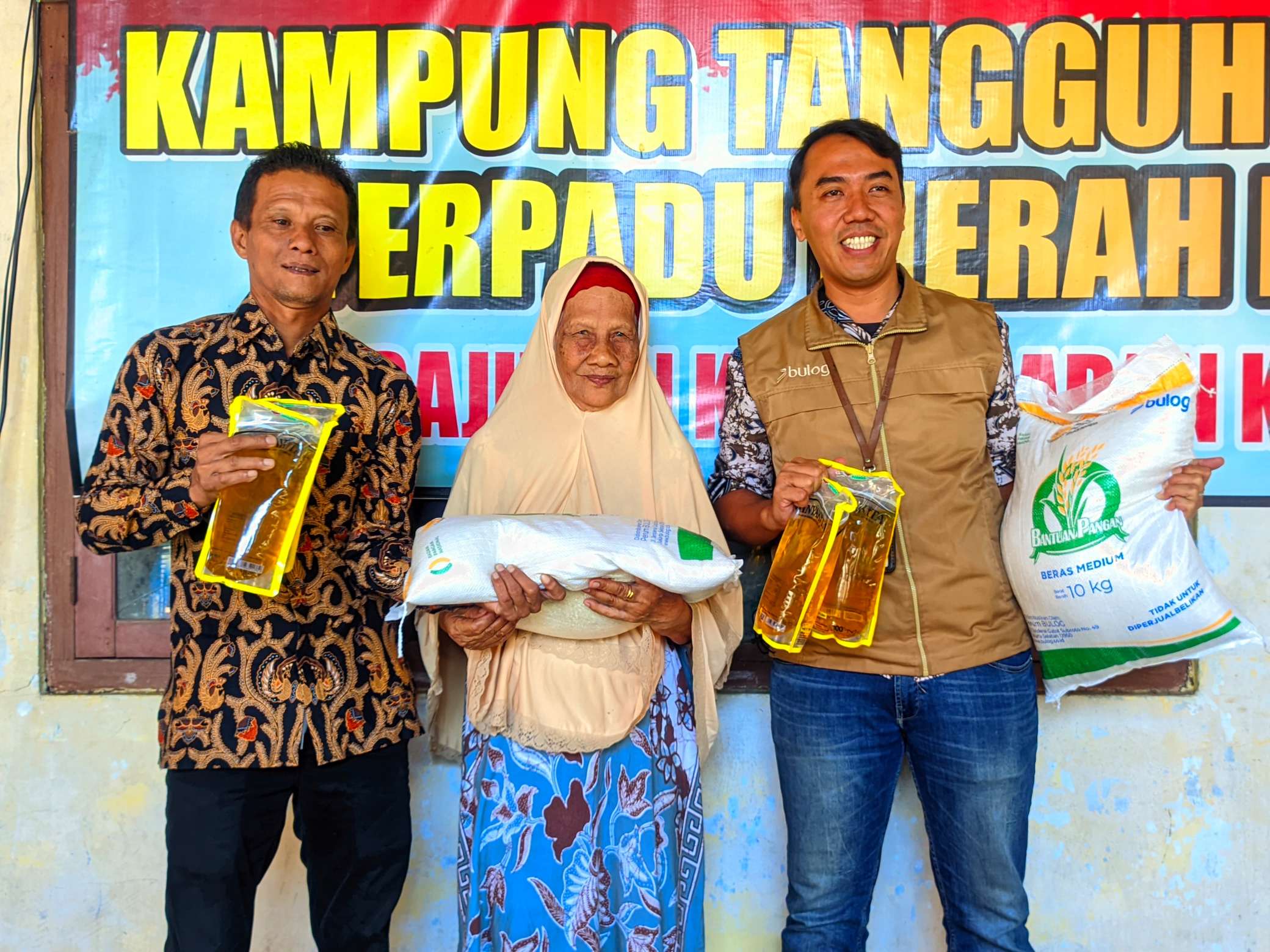 Foto: Penyaluran bantuan beras dan minyak goreng oleh BULOG Madiun kepada warga di Desa Bajulan Kabupaten Madiun