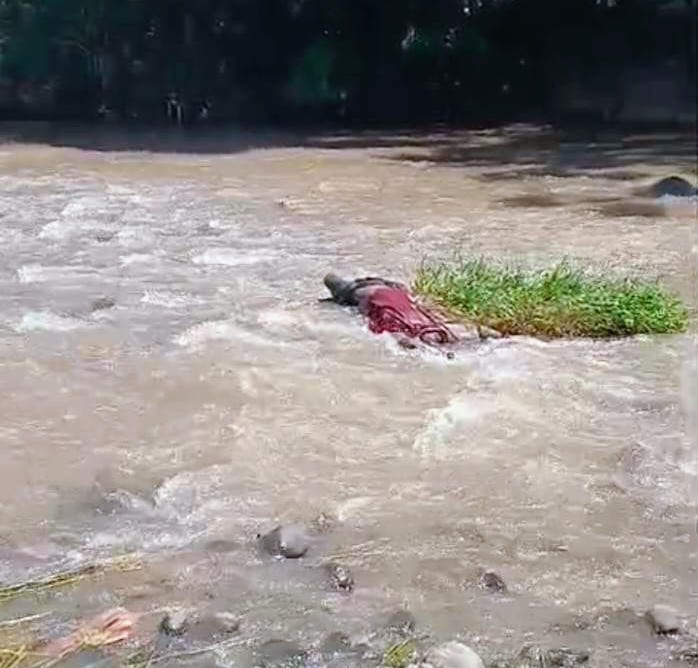 Foto: Petugas dan warga mengevakuasi jasad korban yang ditemukan mengapung di Kali Sekembang, Madiun