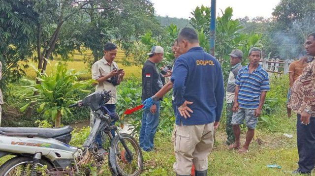 Foto: Petugas dan warga mengevakuasi jasad korban yang ditemukan mengapung di Kali Sekembang, Madiun