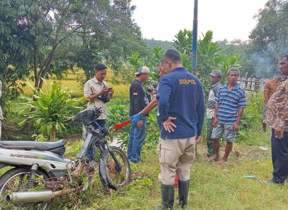 Foto: Petugas dan warga mengevakuasi jasad korban yang ditemukan mengapung di Kali Sekembang, Madiun