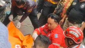 Foto: petugas evakuasi jenasah korban di lokasi