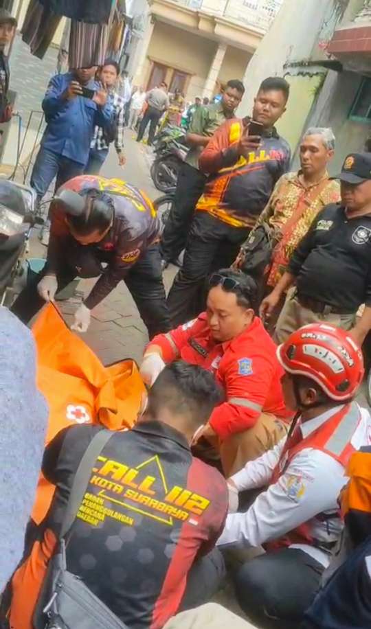 Foto: petugas evakuasi jenasah korban di lokasi