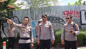 Foto: Petugas Polrestabes Surabaya mengatur lalu lintas dengan sistem kanalisasi di kawasan padat menjelang May Day 2026