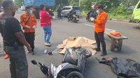Foto: evakuasi korban kecelakaan di Jalan Margomulyo Surabaya oleh petugas gabungan