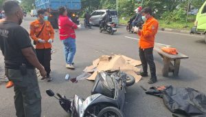Foto: evakuasi korban kecelakaan di Jalan Margomulyo Surabaya oleh petugas gabungan