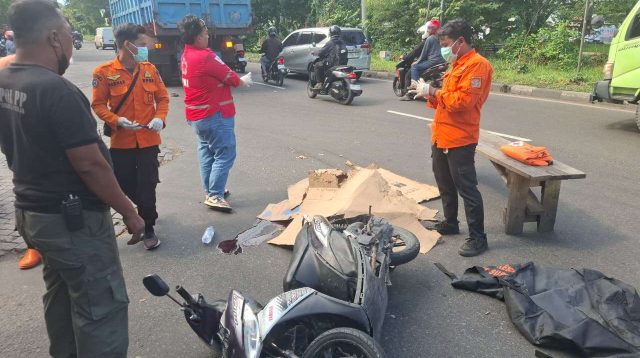 Foto: evakuasi korban kecelakaan di Jalan Margomulyo Surabaya oleh petugas gabungan