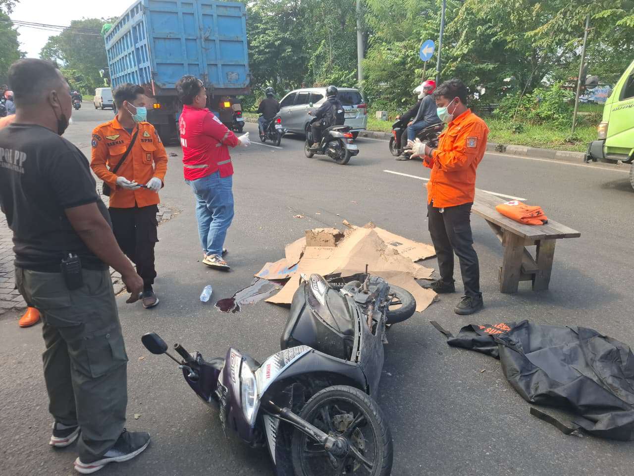 Foto: evakuasi korban kecelakaan di Jalan Margomulyo Surabaya oleh petugas gabungan