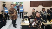 Foto: Peserta mengikuti tes psikologi Akpol 2026 di SMKN 5 Surabaya dengan pengawasan Kompolnas